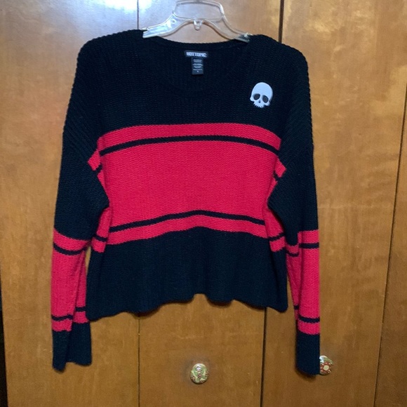 HOT TOPIC - CUTE BLACK & RED SWEATER WITH SKULL ๐ - Picture 1 of 9